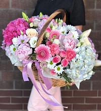 Композиция солнечный день в Кабаново Цветочная композиция из Розы, Хризантемы, Пионы и Лизиантусы в корзине в Кабаново