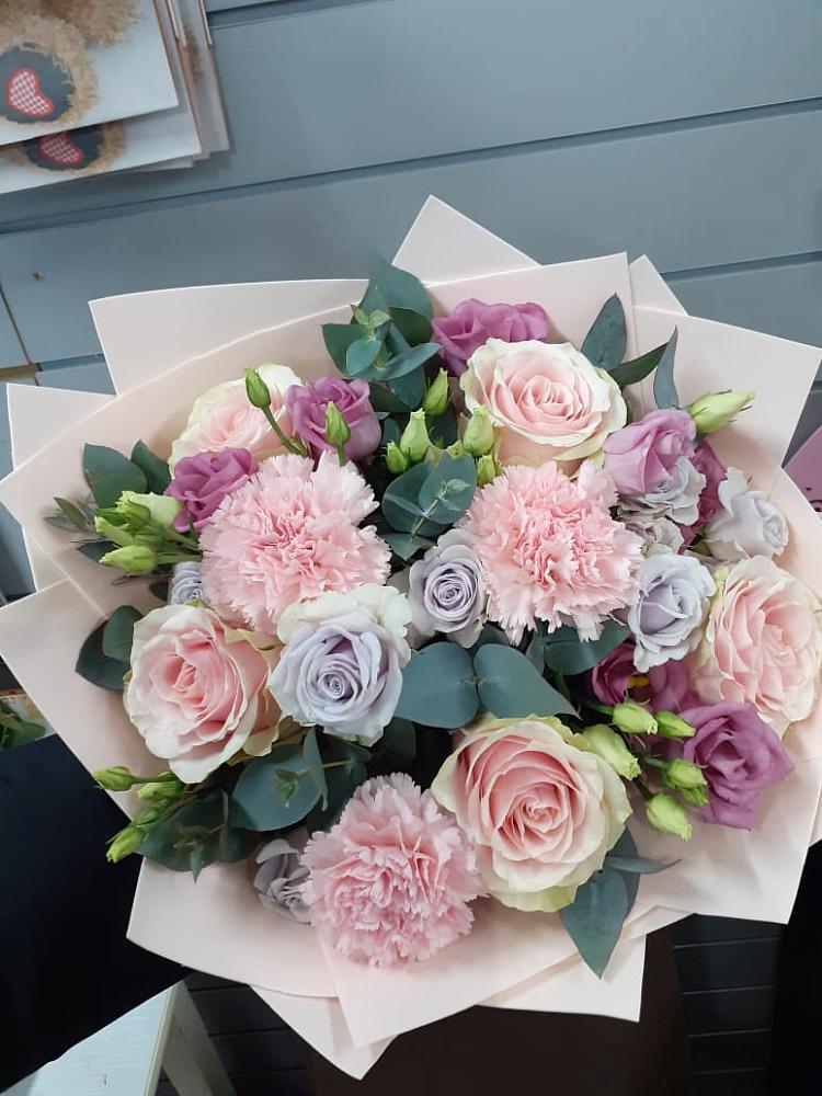 Букет цветов из: Розы, Гвоздики и Лизиантусы в Кабаново